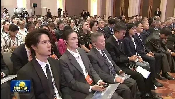 王一博好小子
刚从巴黎回来就给这么大个惊喜
和宋佳一起上央视了
参加全球文明对话