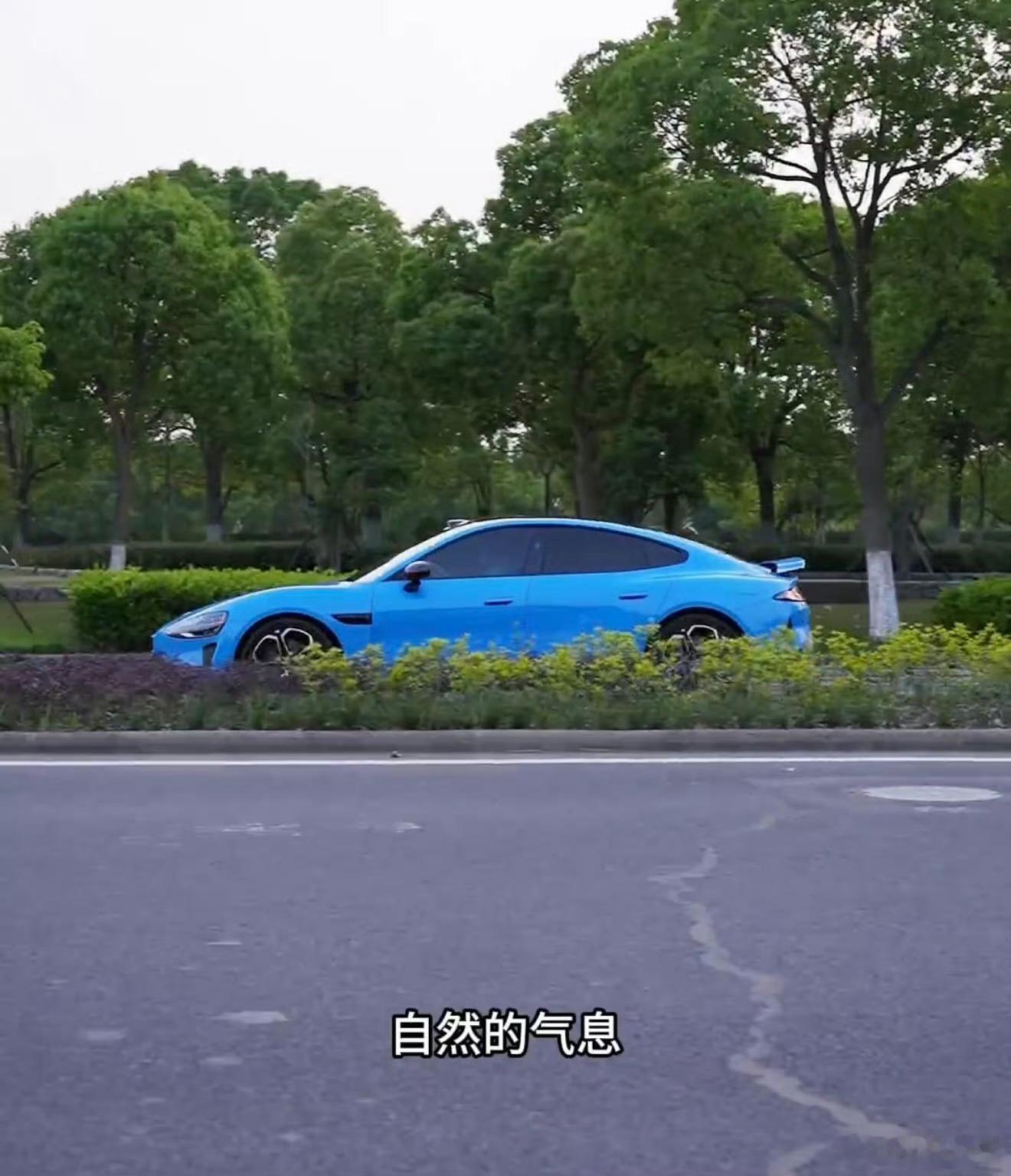 卡布里蓝是什么味道小米SU7那抹卡布里蓝，最近被主厨戴广坦玩出了新花样。别人看车