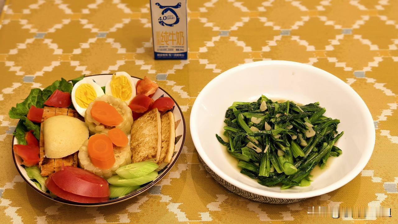 今天周一，又开始做这种早餐了。
炒的蒜蓉油麦菜。
煎的奥尔良口味鸡胸肉，还同时煎