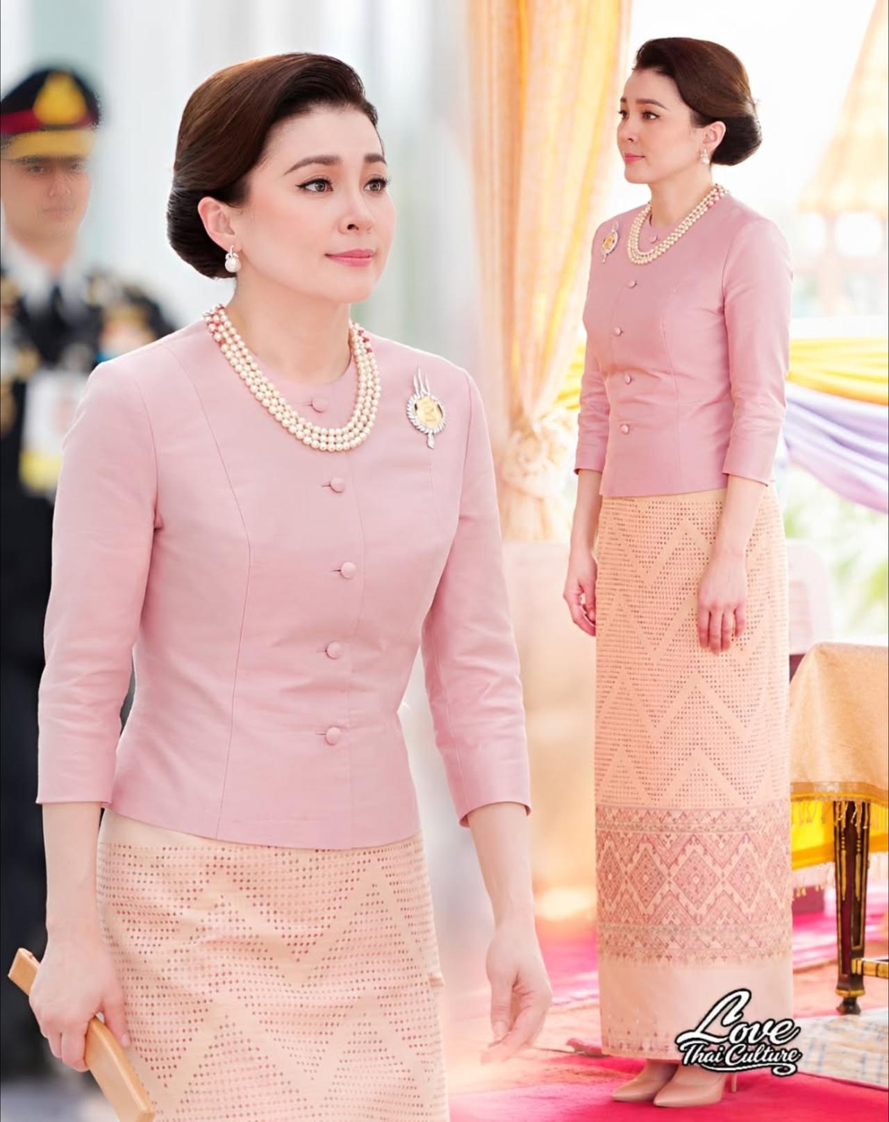 苏提达王后又仙又美，一袭樱花礼服惊艳
苏提达王后穿过一件特别漂亮的长袍，上面有"