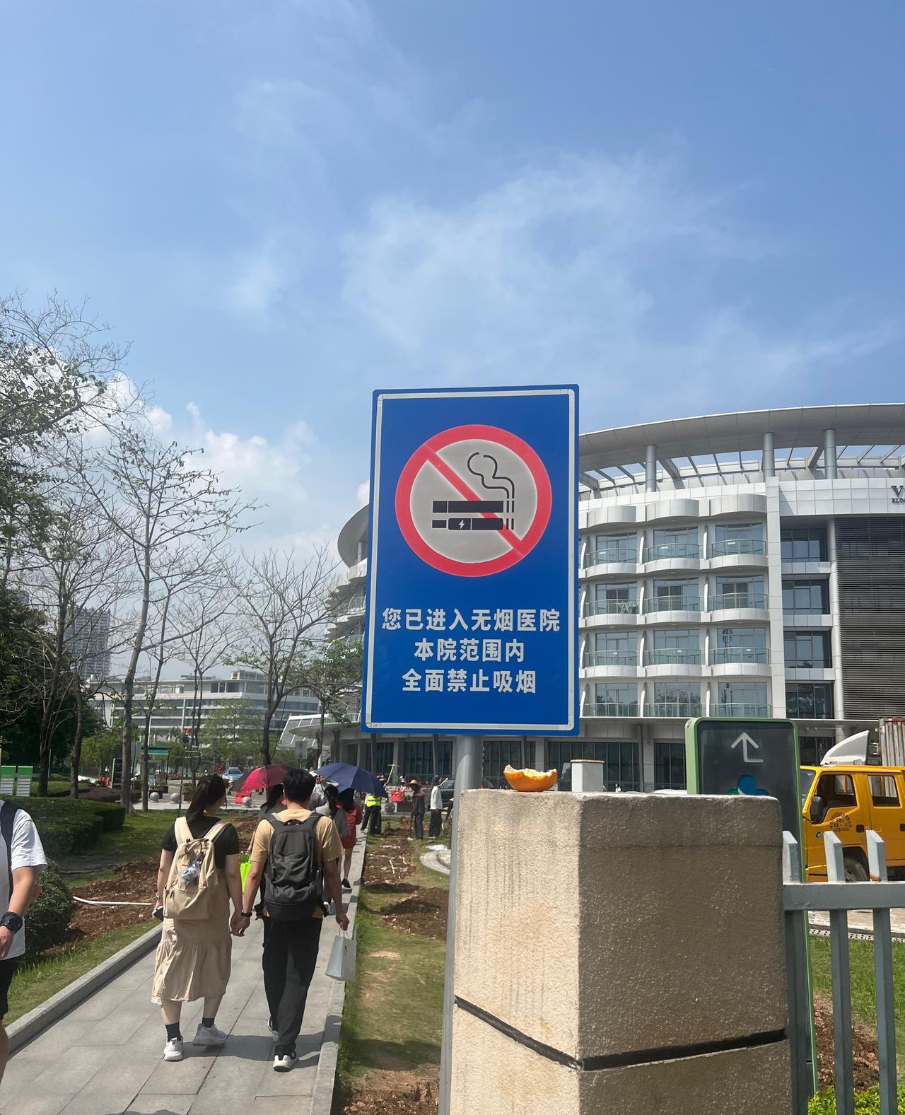 在节奏飞快的深圳，很多自嘲为“打工牛马”的职场人，点燃一支烟的初衷往往只是为了在