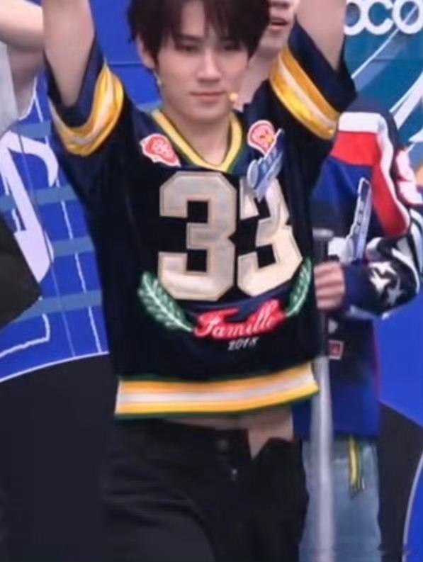 张哥扣子开了[允悲][允悲]时代少年团直播 ​​​