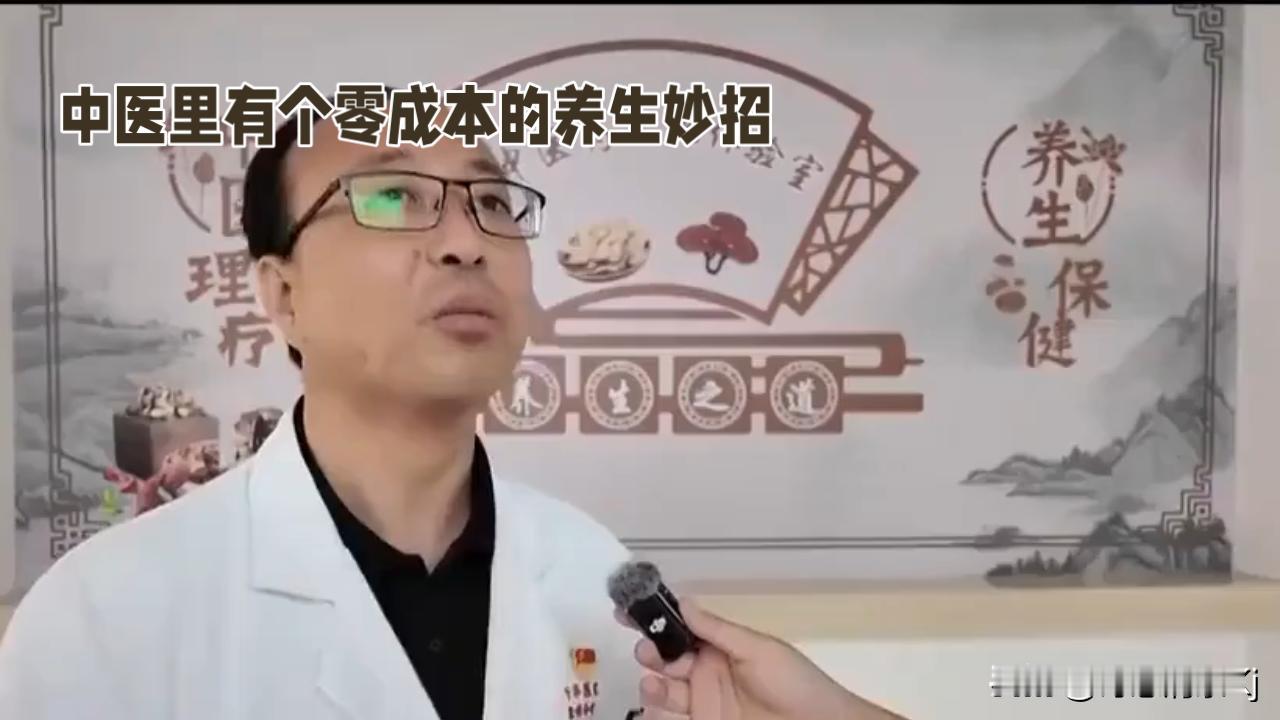 撞背功，完全零成本，在家找个厚实的承重墙就能练，连瑜伽垫都不用额外买。
动作也简