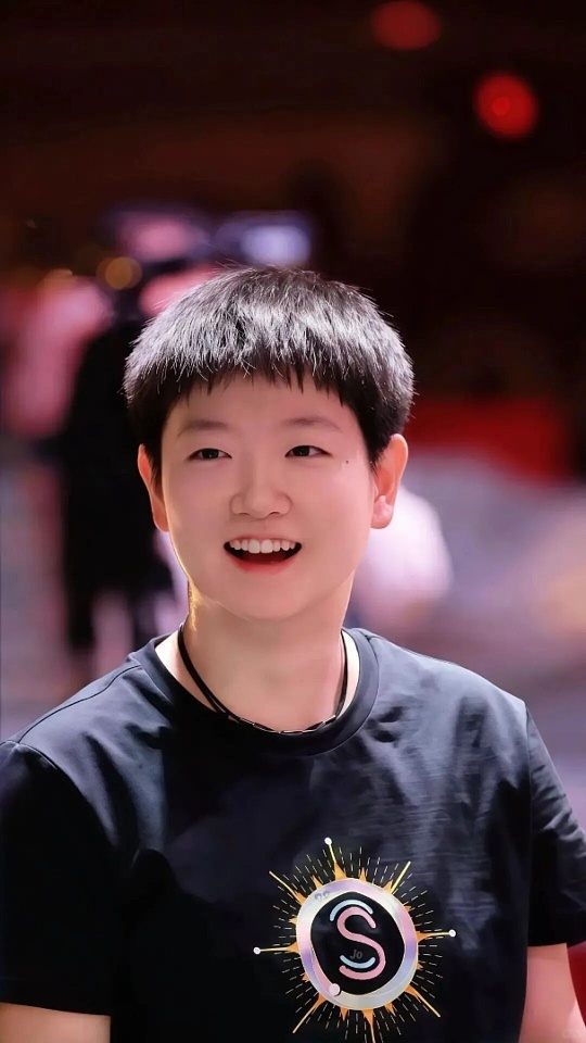 孙颖莎酷似小学生放学图孙颖莎这张小学生放学图也太可爱了吧！赛场上是气场全开、眼神