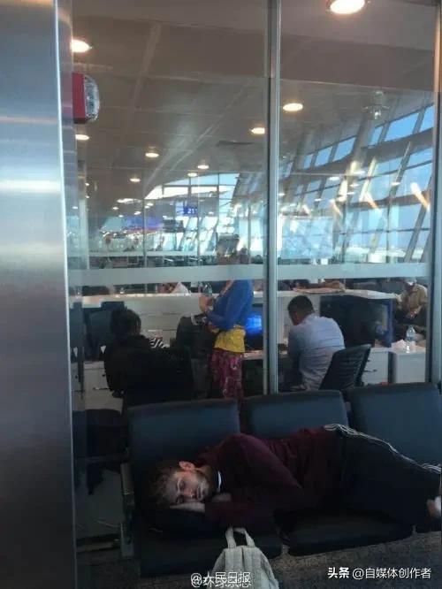 74名台胞土耳其滞留5天终返乡，祖国撑腰的温暖，台当局学不会
 
凌晨的上海机场