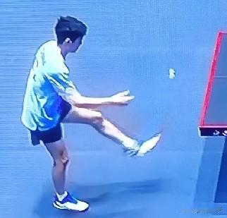 陈俊崧刚刚输了，但是这小孩对张本智和的压力还在，3：2惜败，下去再好好练练，以后