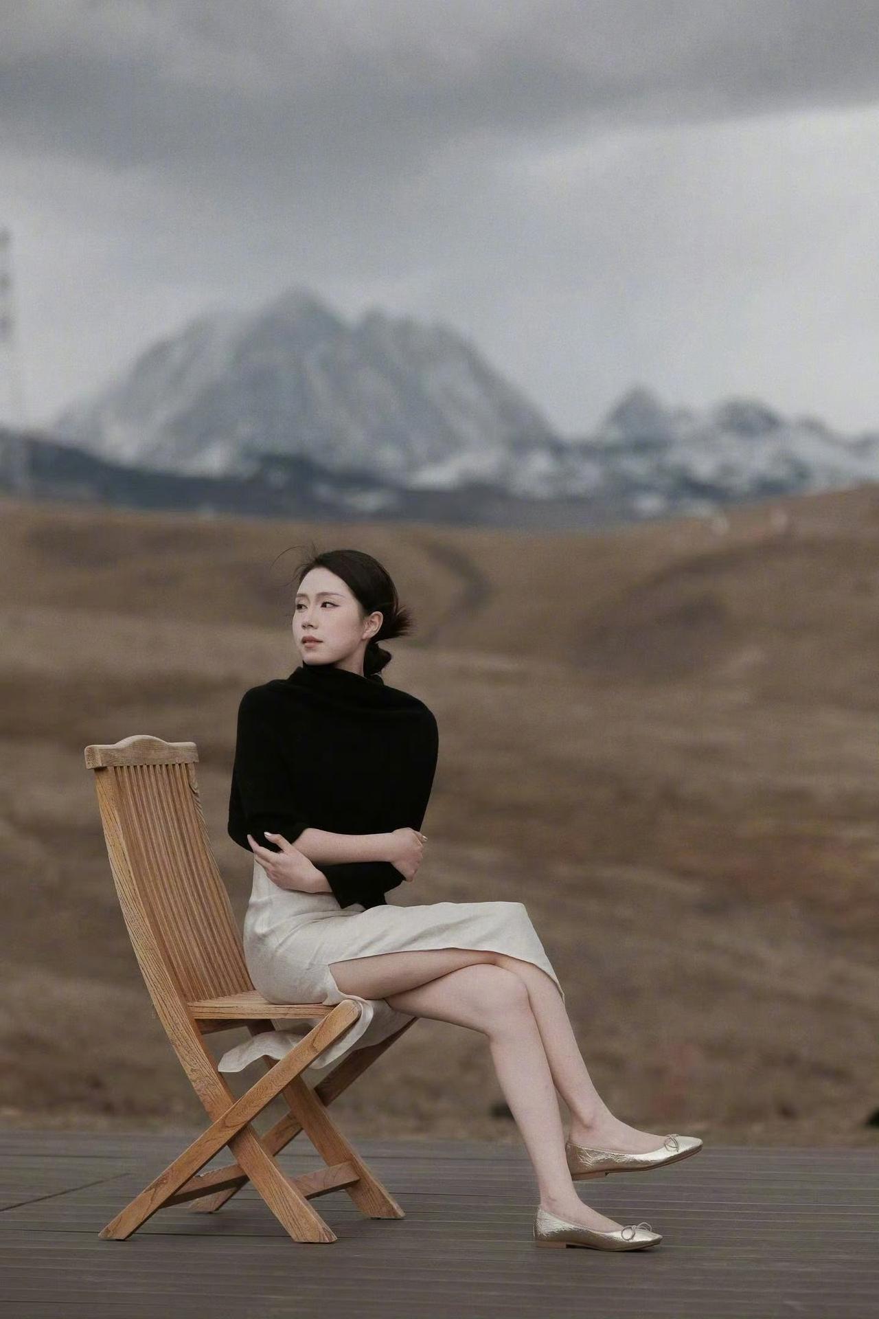 「 旷野来信 」

把自己还给山野，把自由还给风，
雪山、草原、松弛的自己。