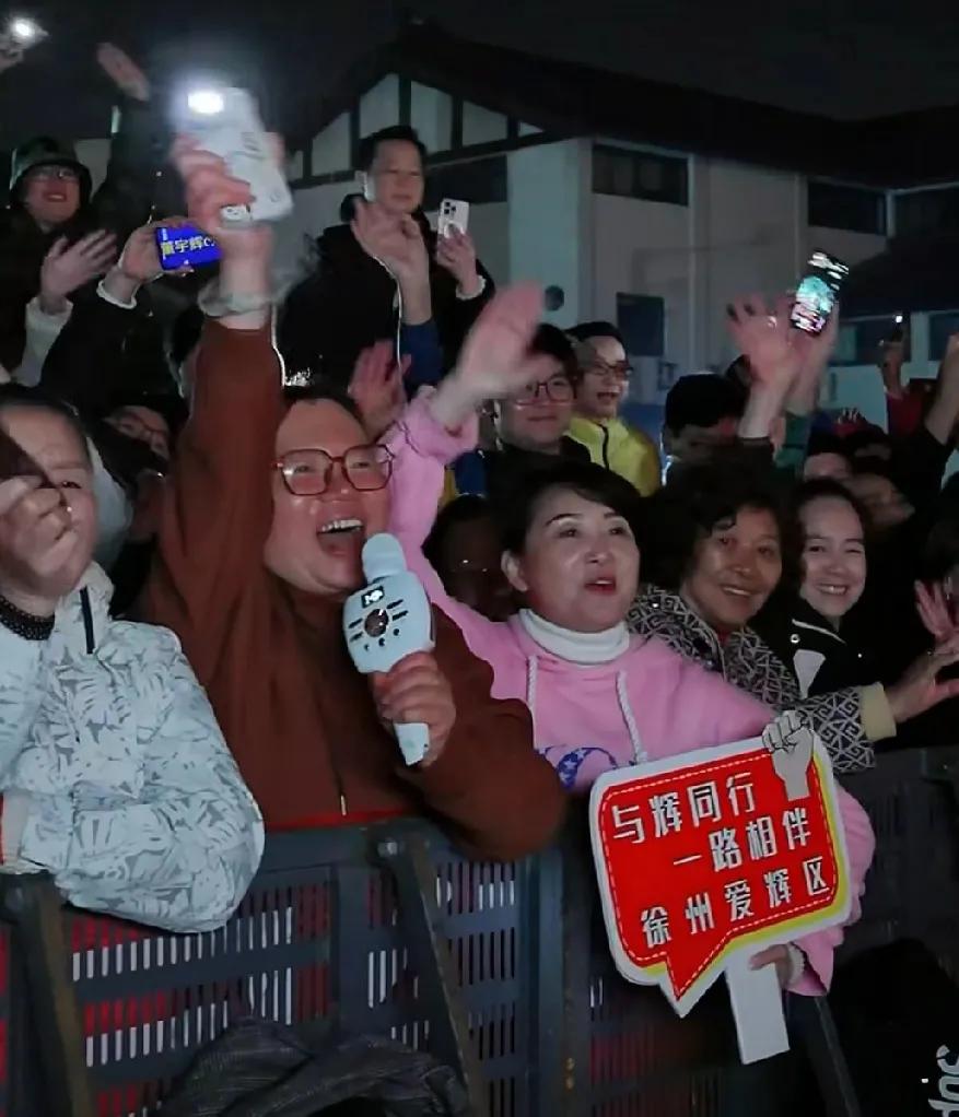 携家带口的来给董宇辉捧场，宇辉劝也劝不回去。


就一直在场外等着，半夜十一点多
