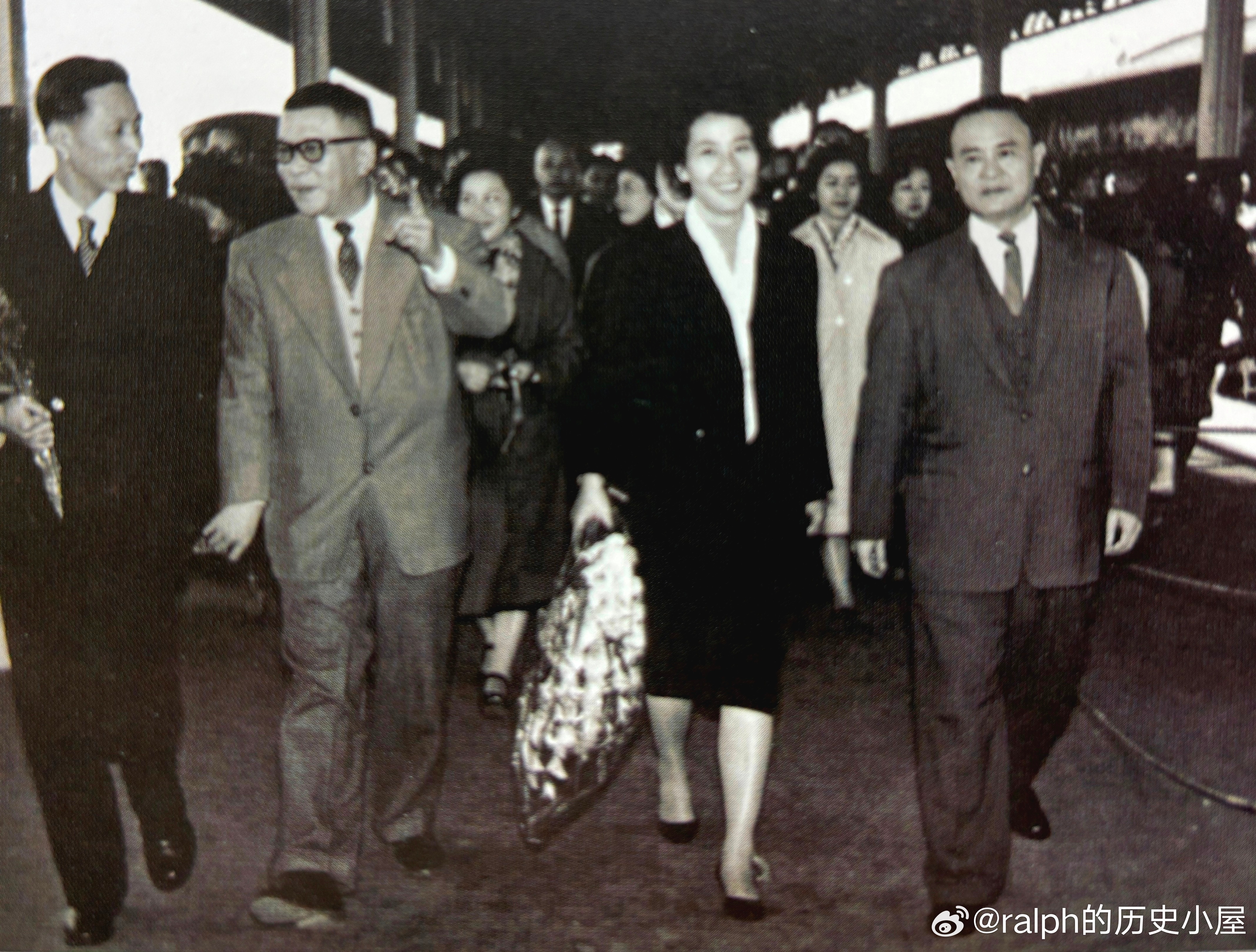 1960年12月23日上海越剧院赴香港演出，在火车站受到热烈欢迎。照片中第一排左