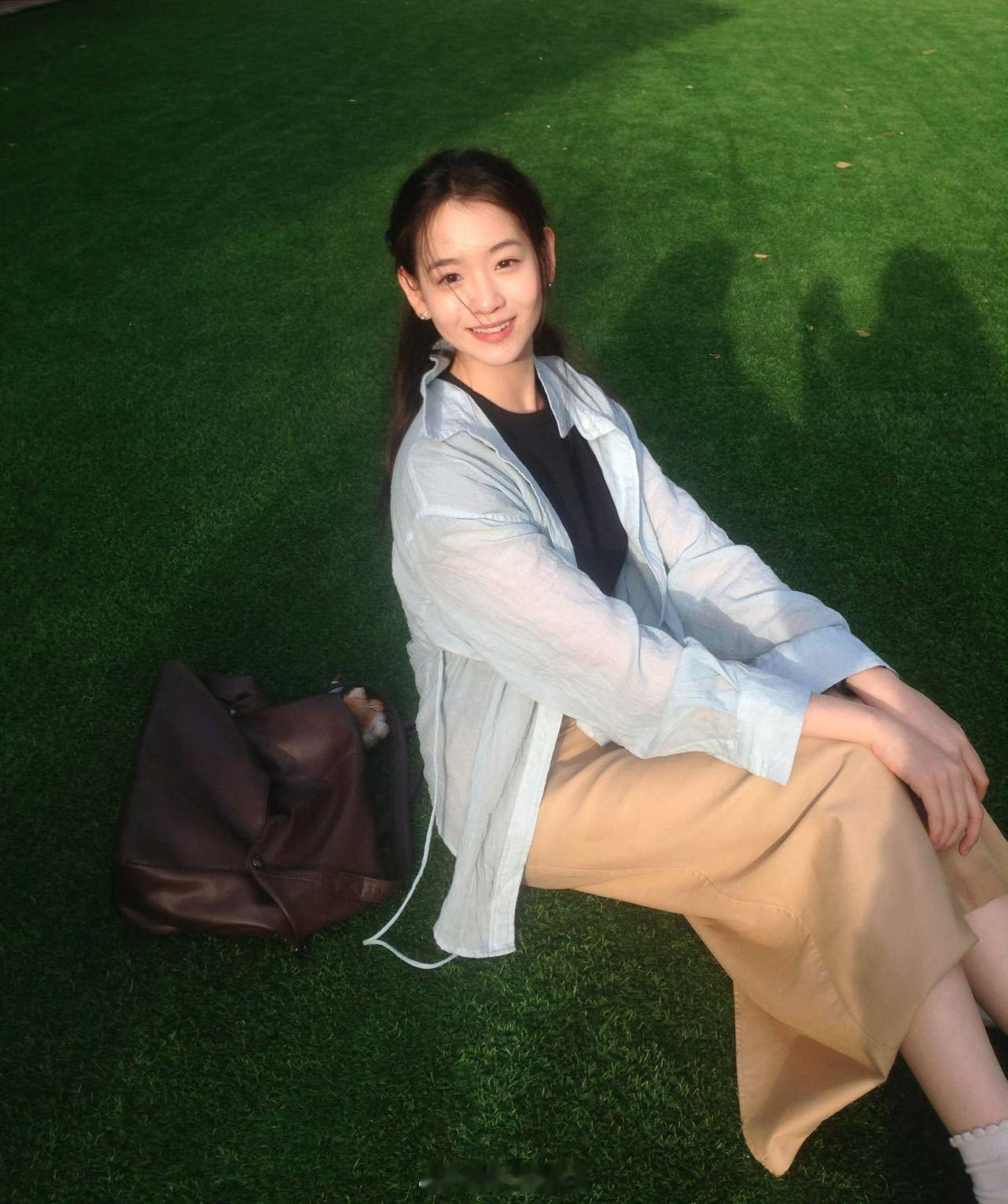 和颂新人撞脸刘浩存和颂新人神似刘浩存 网友发现和颂新人李昂珈撞脸刘浩存，某些角度