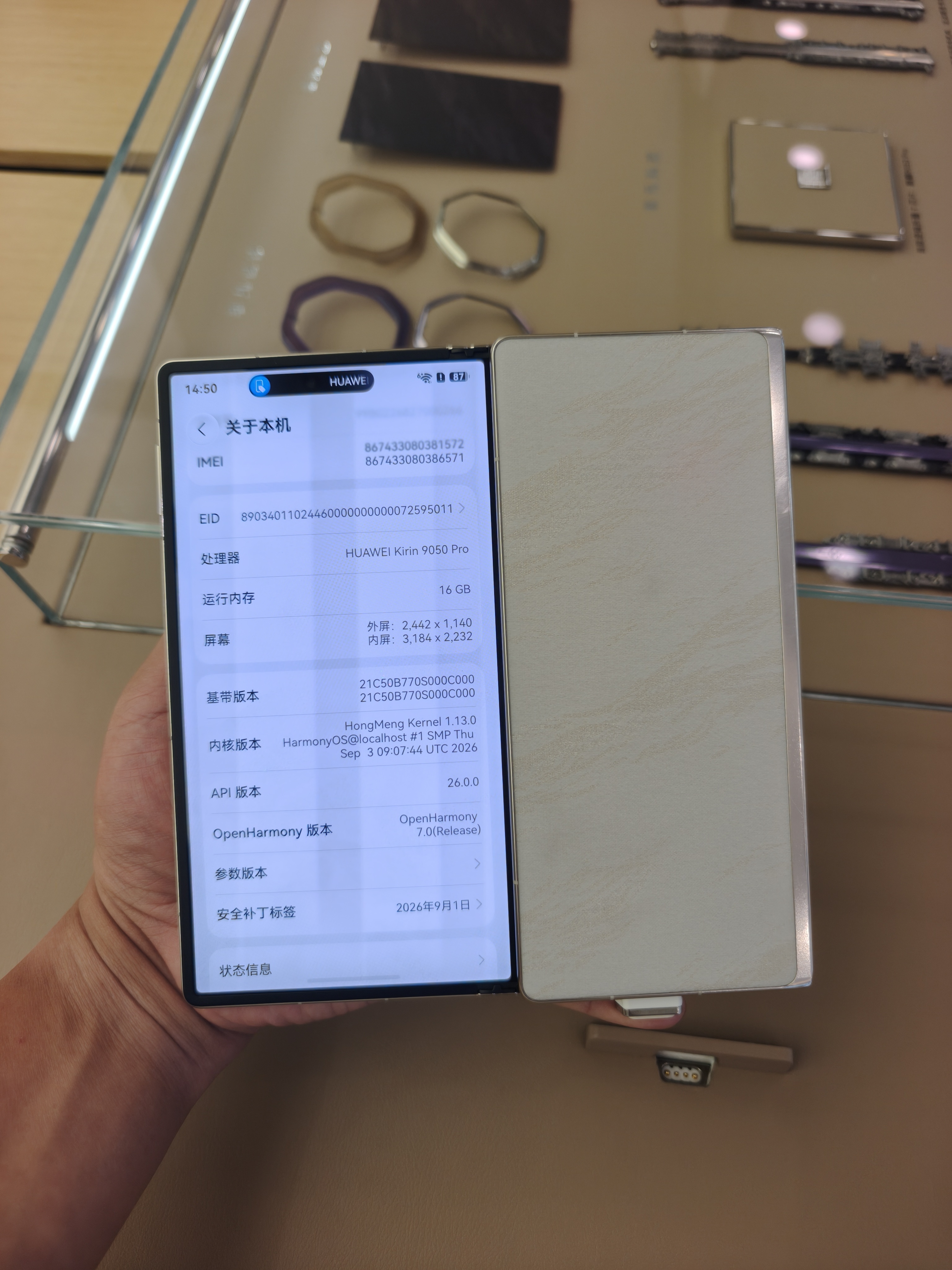 昨天我去摸华为Mate XT2三折叠的时候，试了先折叠最左边那块内屏，马上就出现