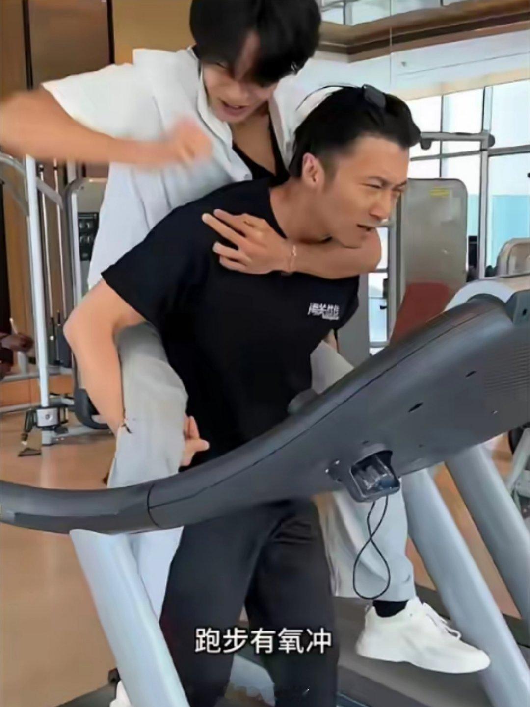 别只盯着男明星的红毯照流口水了，去看看人家健身房里的打卡记录，那是真正的“穿衣显