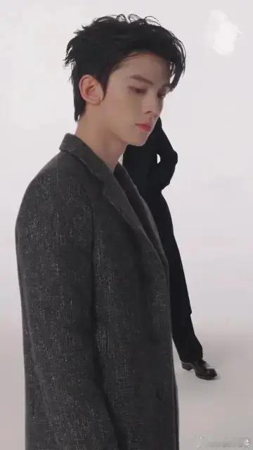 左航背头好帅的吧睫毛好长～ 完全是神来的！！！ 看了这组图脑海里只剩下“帅帅帅帅