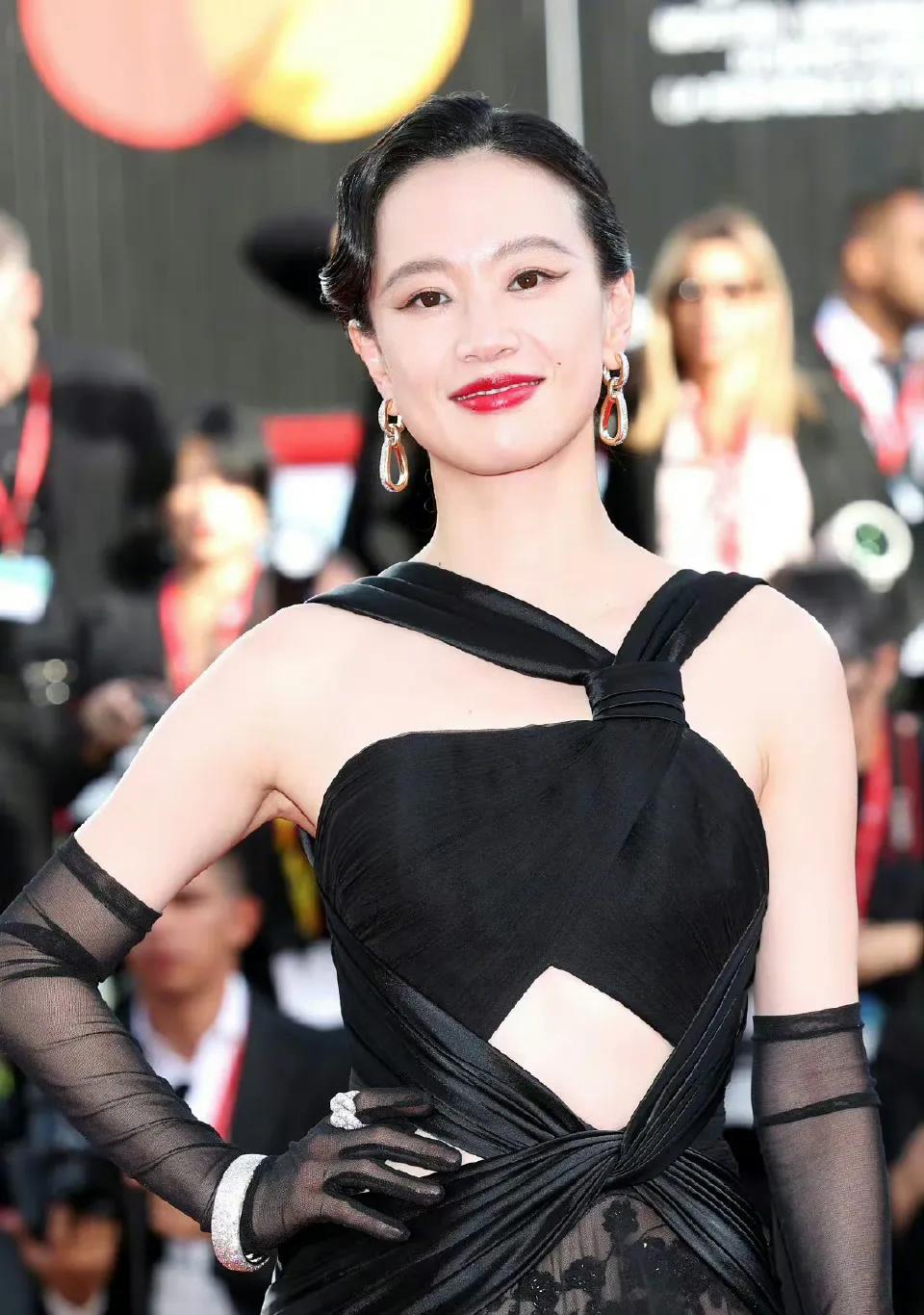 李梦也在威尼斯电影节红毯上风光了一把，复古发型搭黑色晚礼服尽显东方美女的魅力。尤
