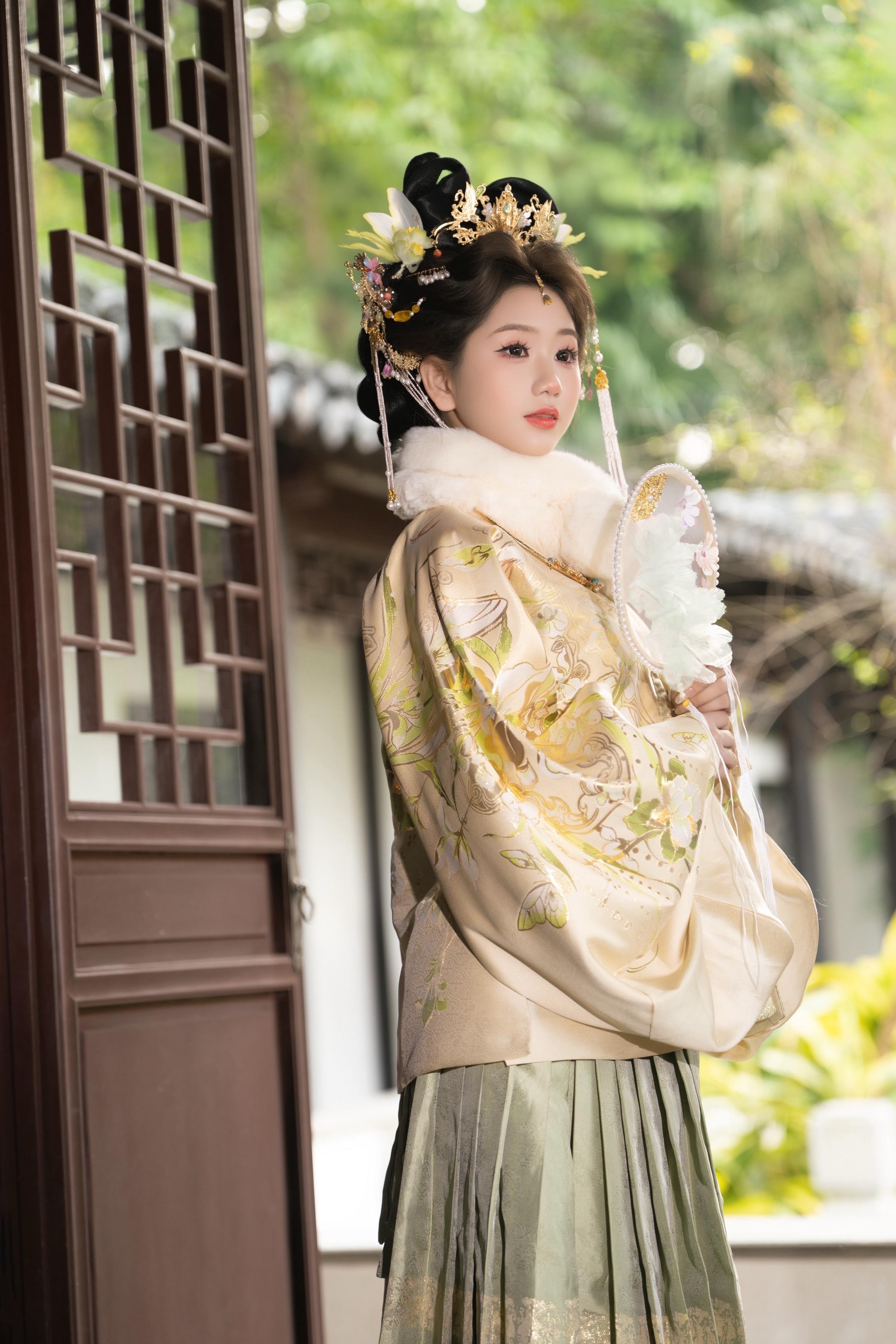 好久没拍汉服了。周日索尼冬季人像摄影活动，这次妆照给力啊，小姐姐表现也...