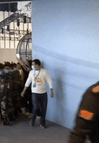 好大的排场，艺人的表演无处不在。只要是自掏腰包，雇的人越多越好。