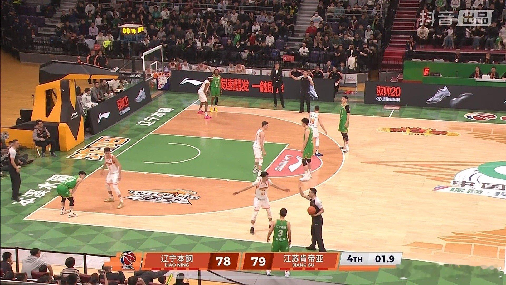 图一：绝杀时辽宁的五名队员图二：绝杀后辽宁的六名队员所以是谁跑进球场了呢？辽宁男