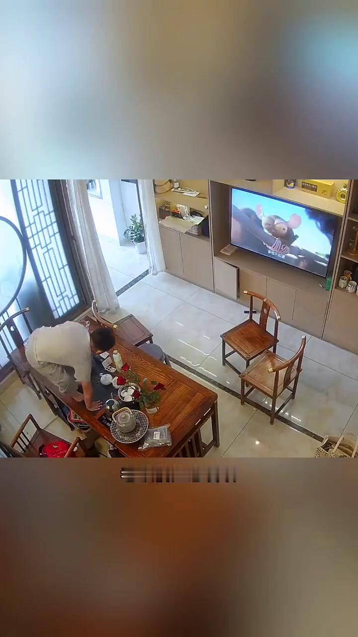 都是淘气惹的祸，结果万万没想到。
老铁们注意看，也不知道孩子站桌上要干什么，不过