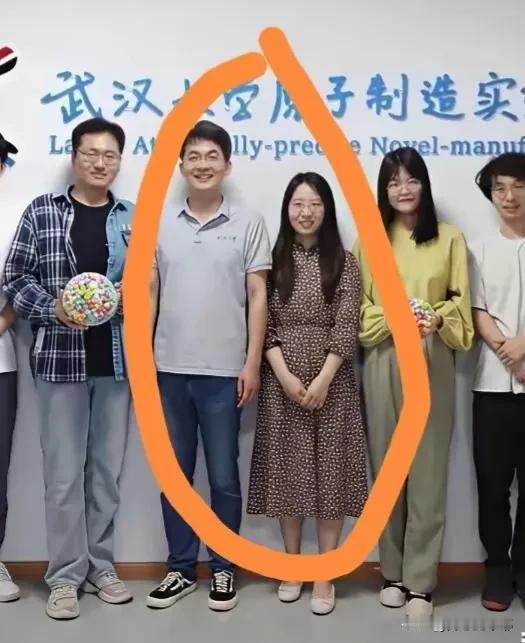 曾梦琪长相一般，

这是付磊自己说的，又矮又丑又土气。

可最后，他还是被这个长