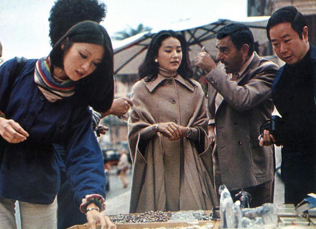 1977年，胡因梦和林青霞在欧洲，一张罕见的合影，两人早在1975年拍《云深不知
