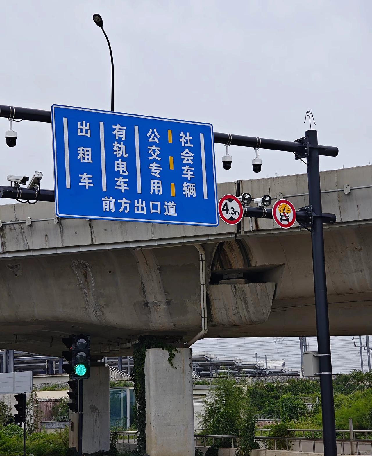 济南东站的这个路口太复杂了，出租车、有轨电车、公交和社会车辆交织在一起。


太