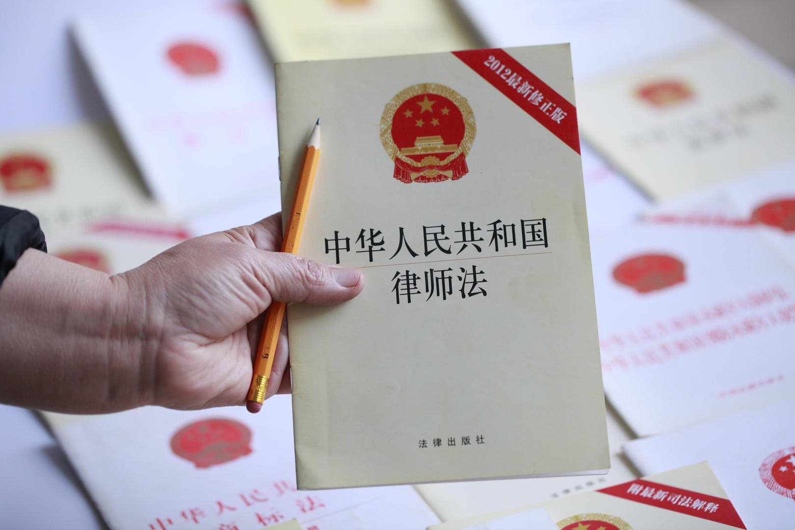 【#律师因协助组织卖淫罪获刑#，被吊销律师执业证书】#律师因协助组织卖淫罪被吊销