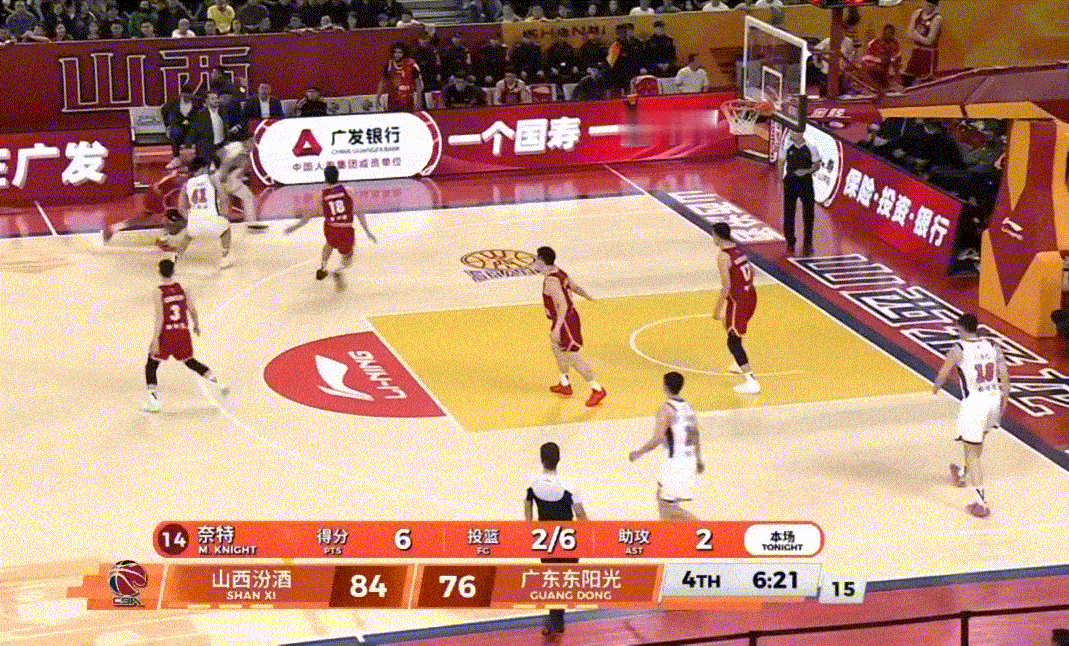 奎因高难度三分命中！得分也上30了，还有9次助攻，真是又当爹又当妈呀，广东队暂时