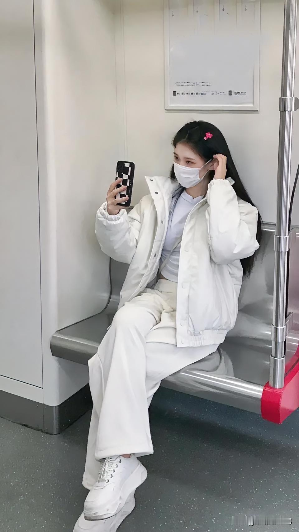 地铁空座与闺蜜游

今早地铁里，人明显少了，第三站就有座。

看着熙熙攘攘的人群