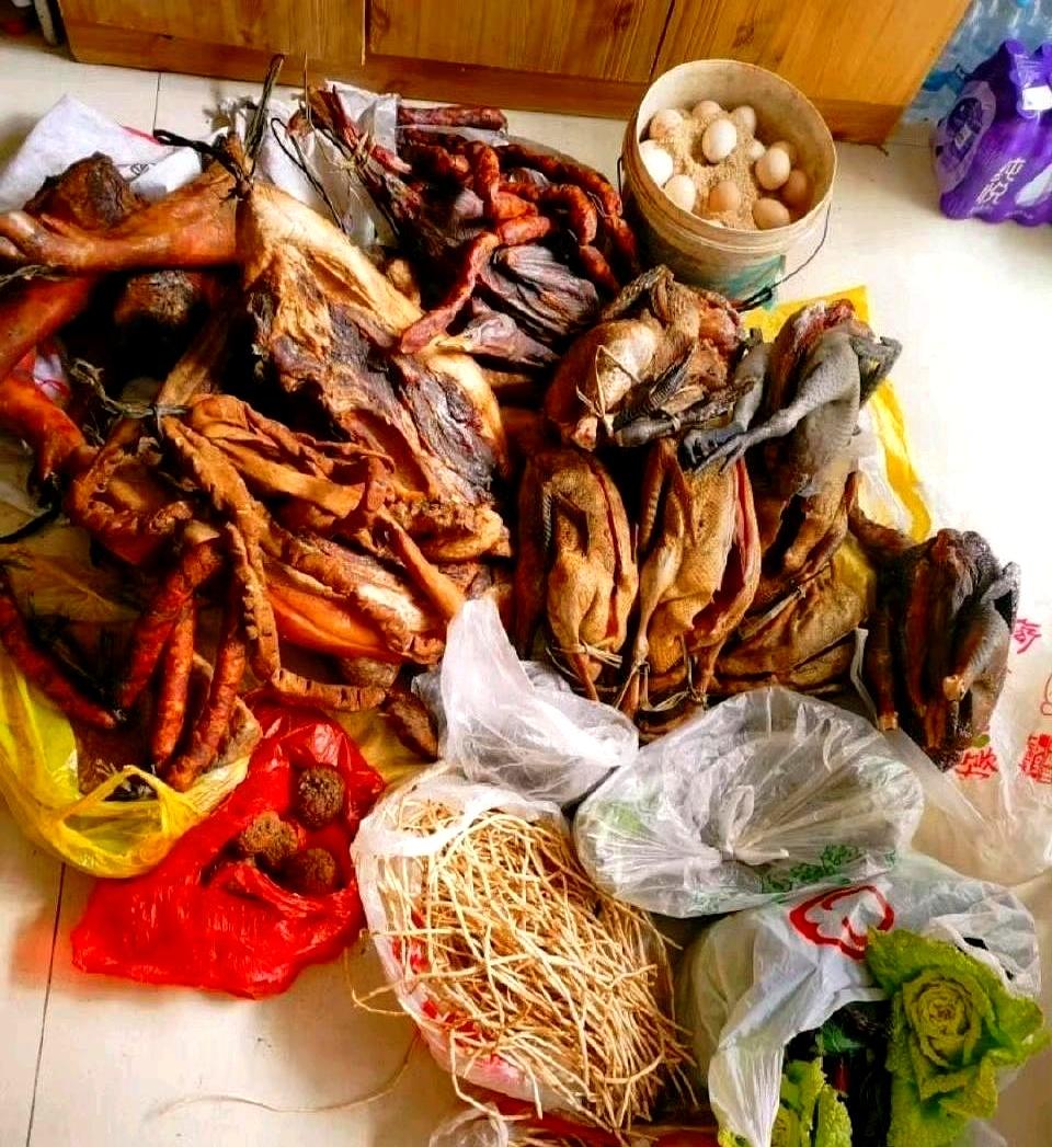 图一是婆婆给的，图二是娘家妈给的，这对比也太扎心了吧！
说实话，没有对比还真发现