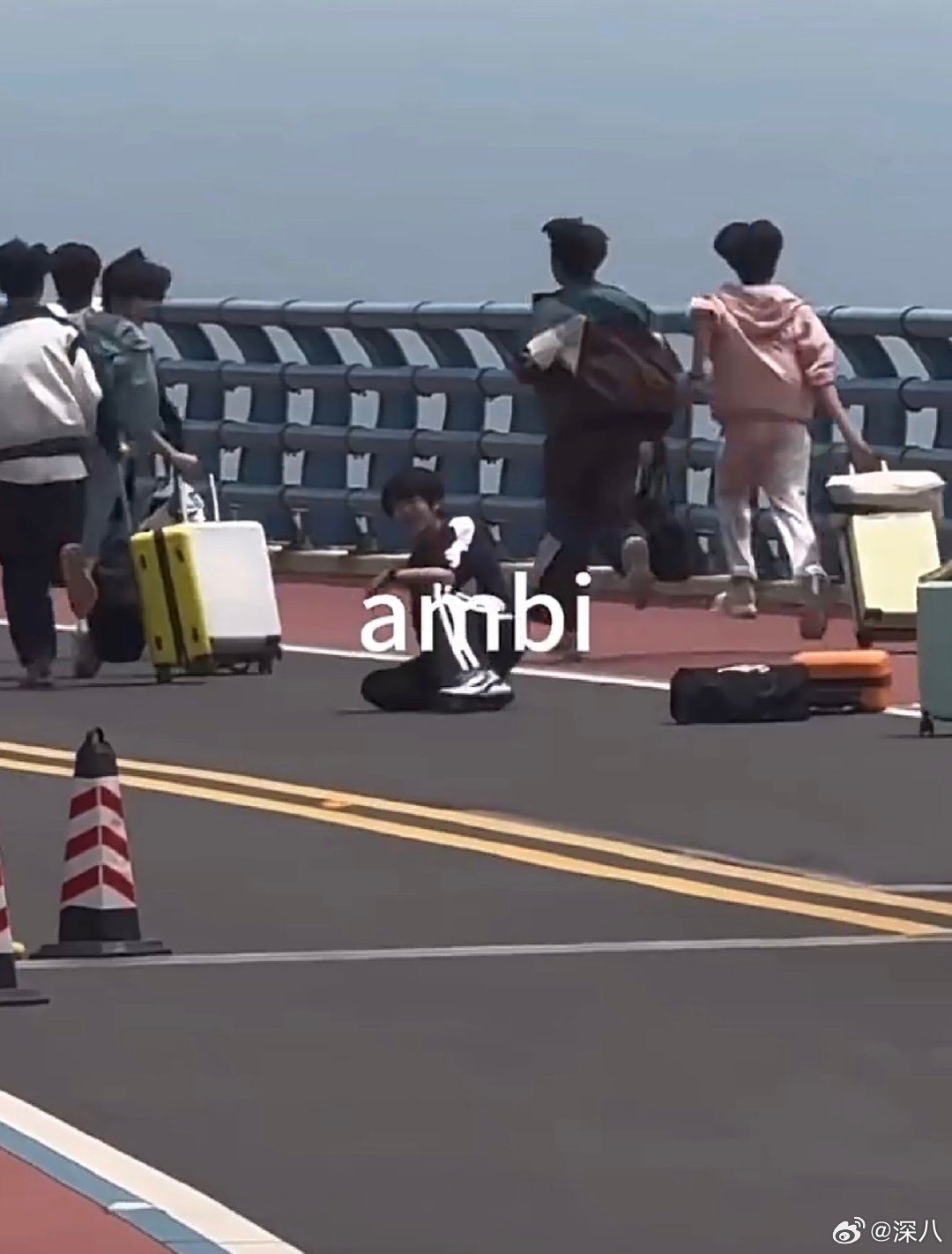 左奇函摔倒左奇函拍戏摔倒 左奇函拍戏摔倒，注意安全 