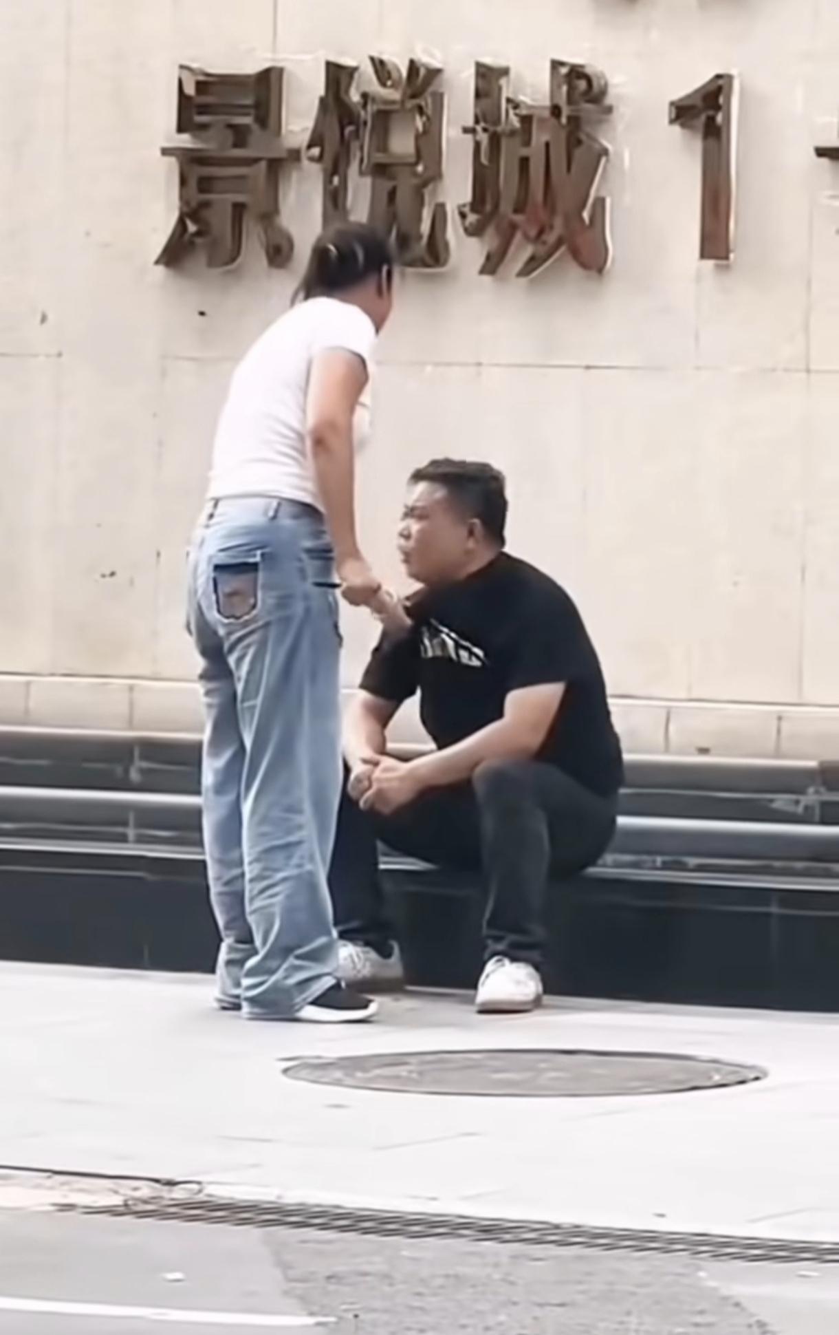 万能的条友们，有知道这个景悦城1号院到底发生了什么事情吗？这个持刀女子和地上坐着