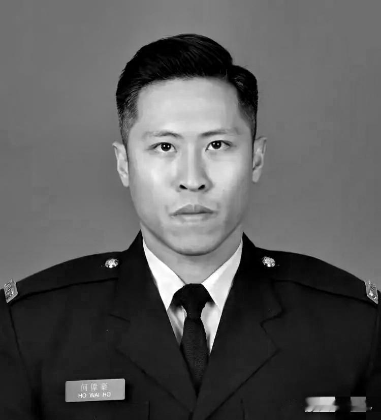 现在全网最难过的人估计就是何伟豪女友了吧，
和她相恋十年的男友，救了别人却抛下了