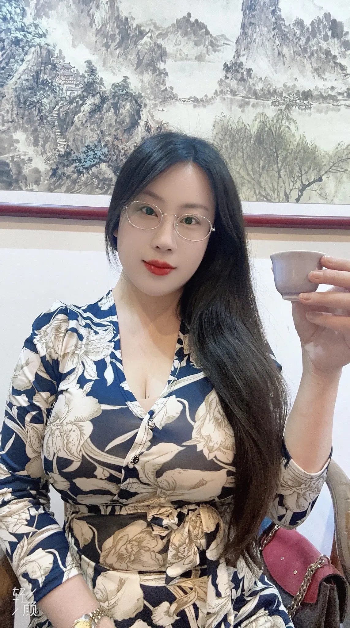 御姐 长发飘飘 美酒佳酿 烟酒店老板娘 ࿆一切都是那么美好