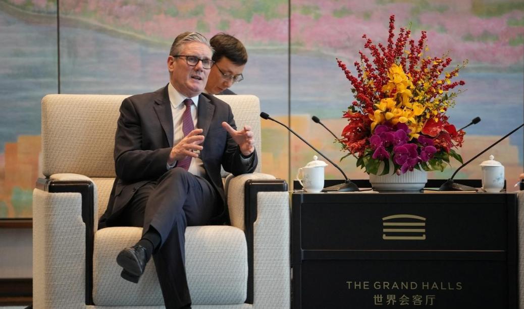 斯塔默还是被激“怒”了，他在离开中国之前，在社交媒体上发了一篇严厉的小作文，打算