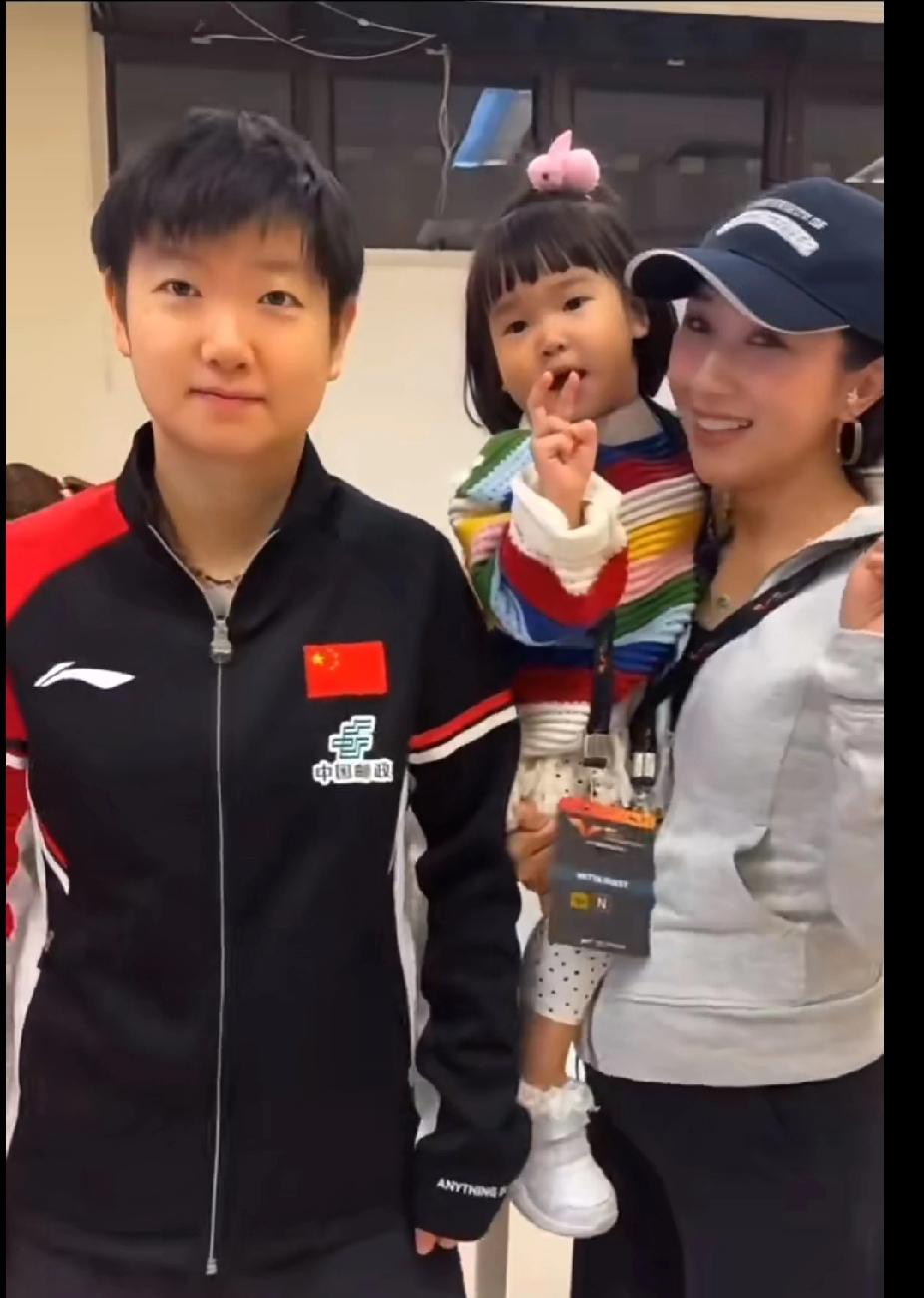 孙颖莎和萌娃同框也太萌了吧
 
刷到孙颖莎和小宝贝的合照，莎莎本身就乖萌乖萌的，