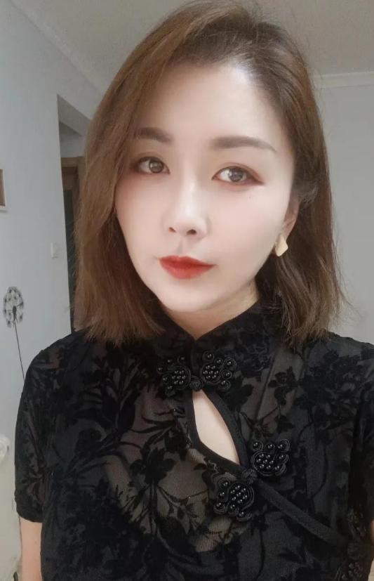 “你可不可以陪我玩一会，我们找个快乐的地方，给你报酬。”


我当时就愣住了，完