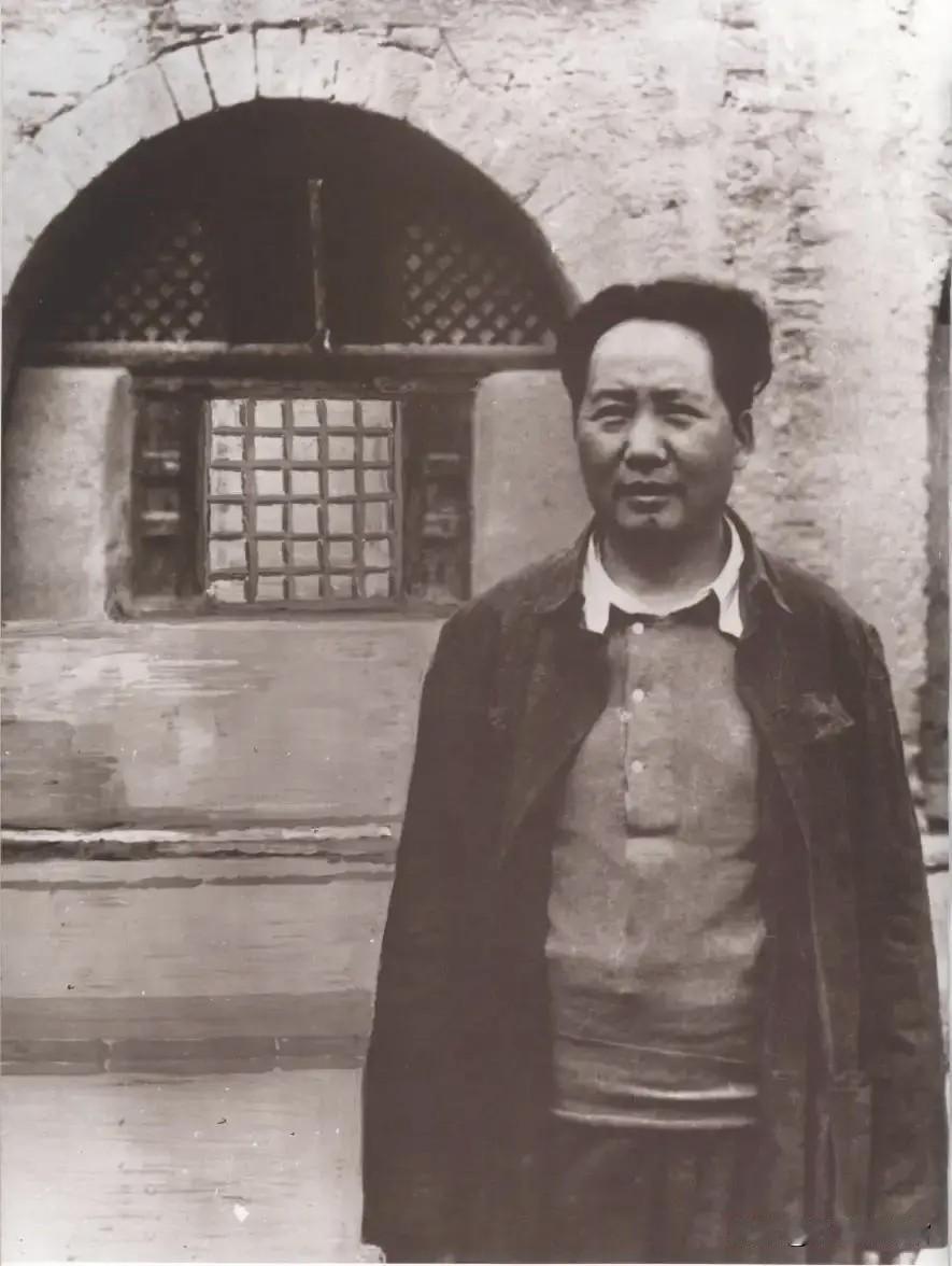 1947年8月，转战陕北时期，毛主席在陕北靖边留下这张照片。在此运筹指挥沙家店战
