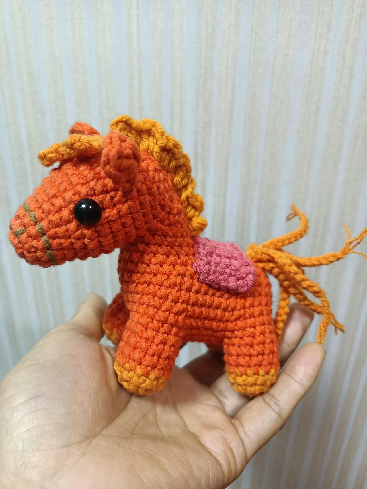 萌趣手工毛线小马，可爱又温暖！🐴🧶