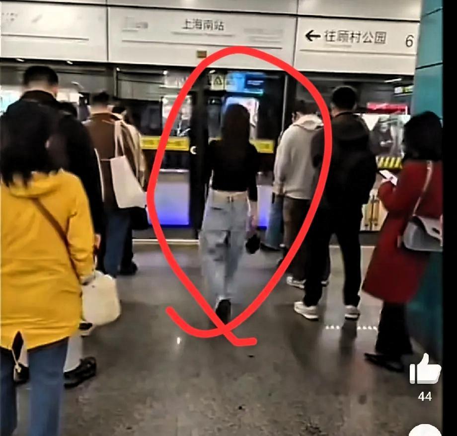 “坐地铁站最准时的人”，上海南站惊现插队钉子户，每天8点28分准时出现在同一个车