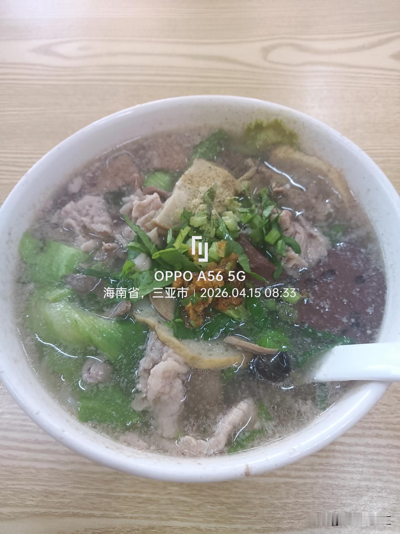 潮味馆的猪杂粉汤真是我的心头好，昨天没忍住又去吃了。他们家生意超级火爆，每次去都