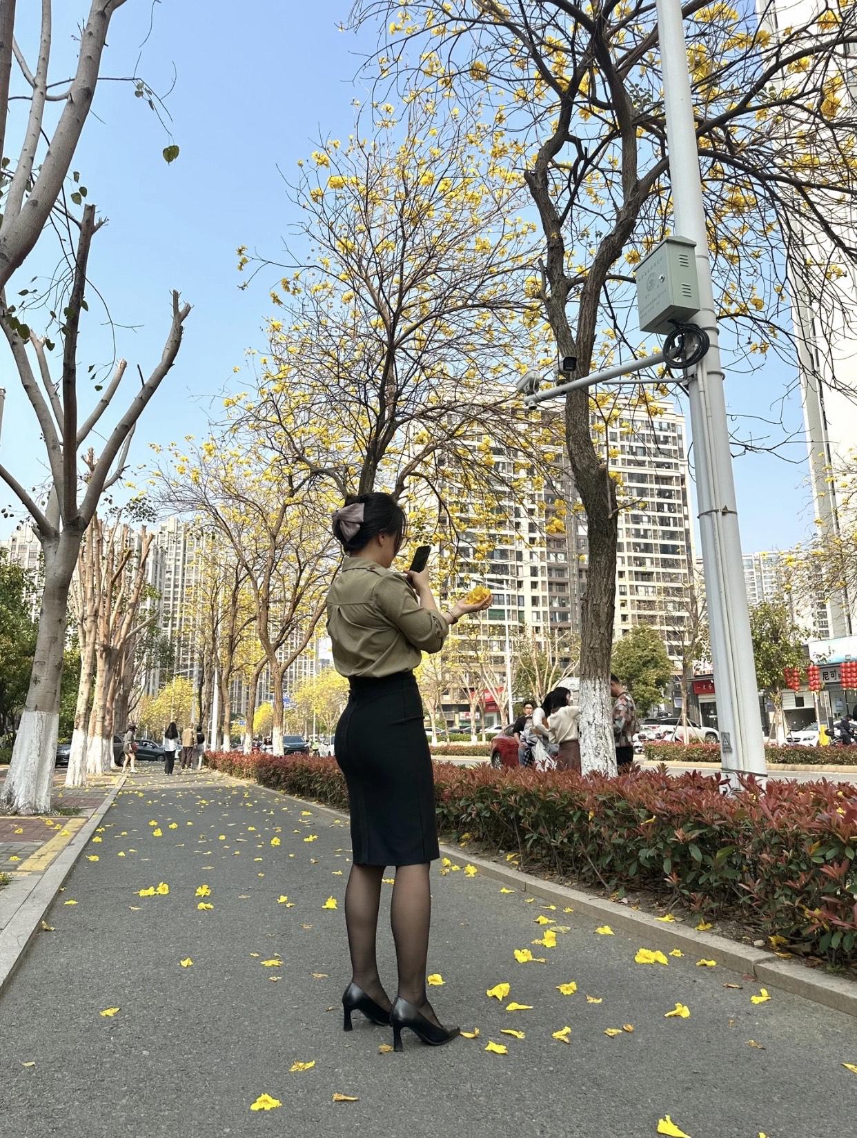 丝袜配高跟鞋，简直是时尚界的黄金搭档！今年“高跟鞋+丝袜”超火，它可不只是为了美