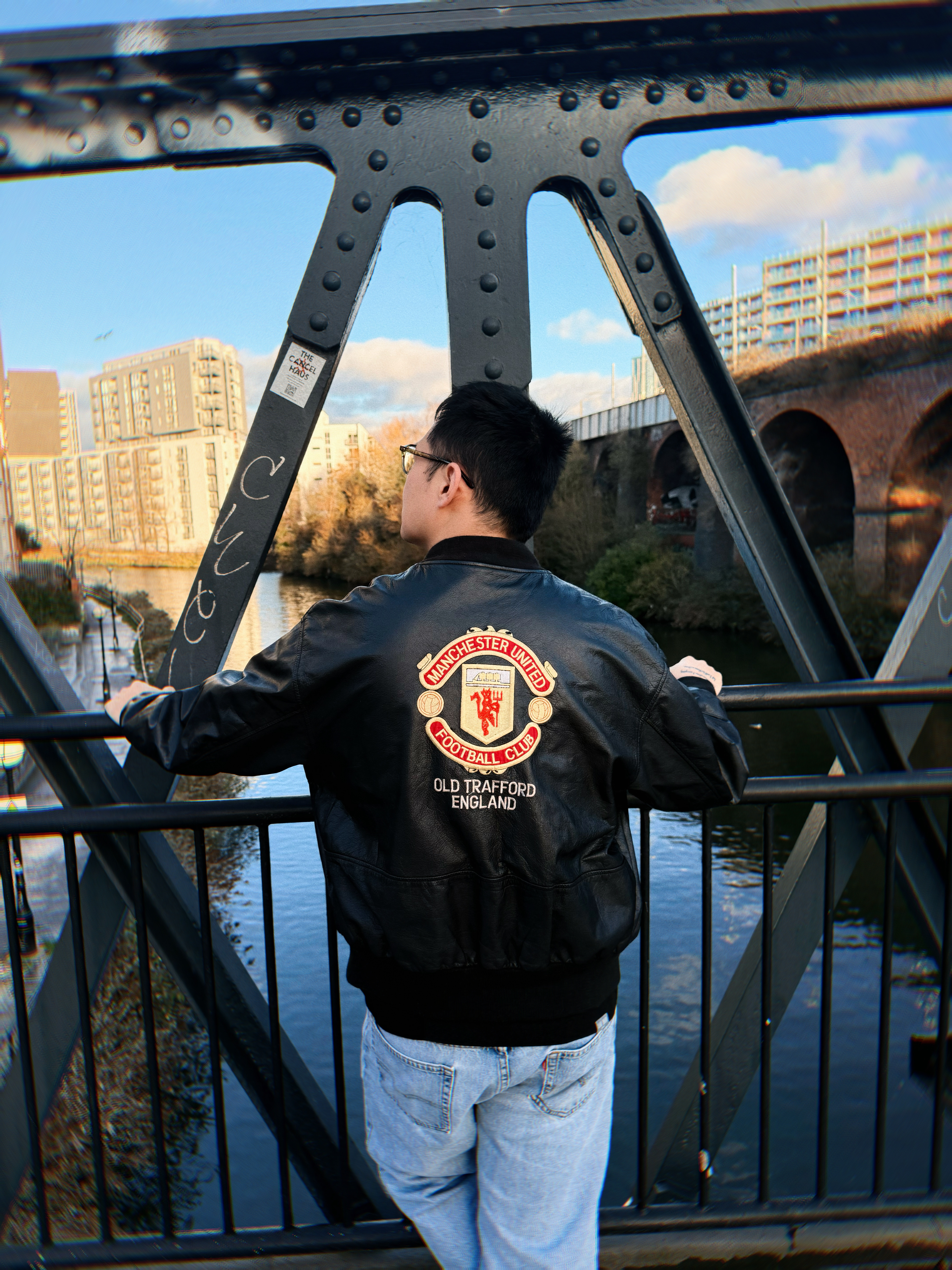 这应该是我最特殊的一件曼联衣服曼联的球衣我有一百多件，各个赞助商的休闲和训练装备