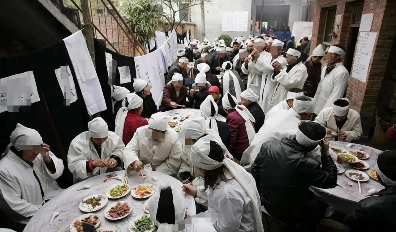 喝酒又惹事了！河北秦皇岛，一男子的父亲去世，男子特意举办丧宴宴请宾客。可不曾想，