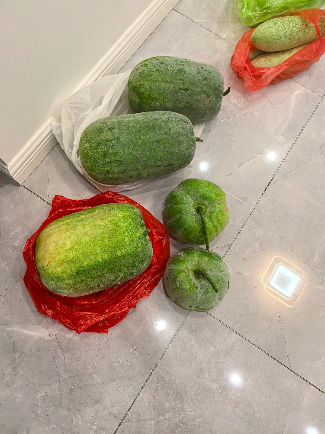 婆婆自己种的冬瓜，给左邻右舍分完之后还有这么多。。怎么办