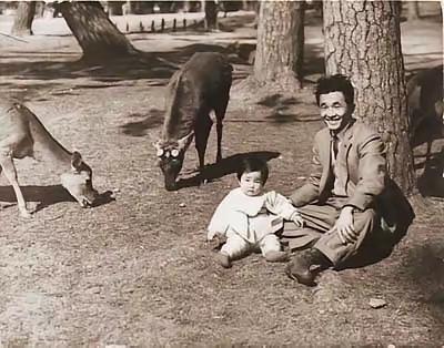 这是1962年，1岁的高市早苗与父亲在奈良公园的合影。
       人们常说，