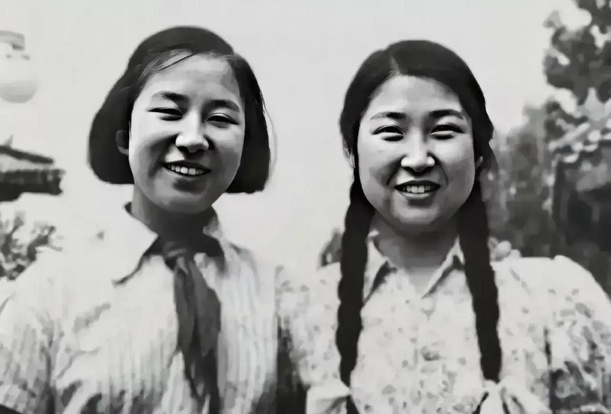 李敏和李讷姐妹二人的合影，看着满满的感动，此时的她们大概十几岁的样子，浑身散发着