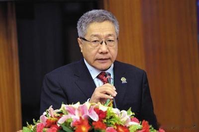 大家不要骂郑秉文教授了！他也只是个兢兢业业学者，他自己本身也是早退中人，在这场养