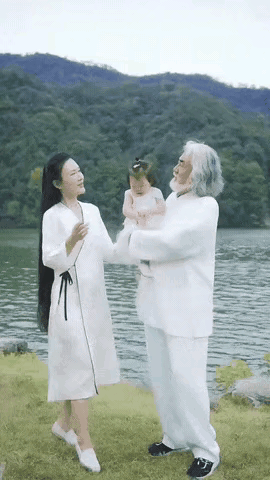 啧啧啧，玩得可真欢呐！
74岁的张纪中与妻子杜星霖抱着一岁多的女儿，在湖边载歌载