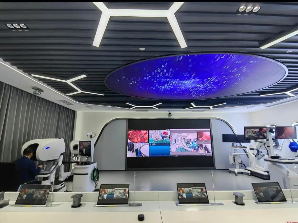 太秀了！华西医生“隔空”动了7000公里外的手术刀

📍 坐标：成都·四川大学