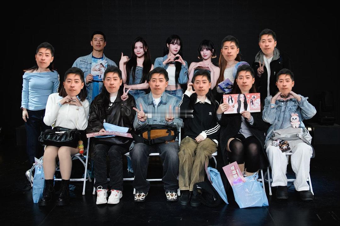 合影收到了，开心站在身边就等于3V1VIVIZ黄恩妃丁恩妃金艺源